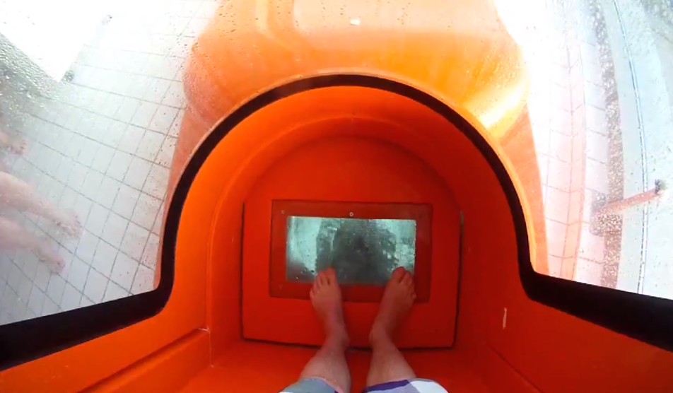 Un toboggan aquatique qui démarre à la verticale