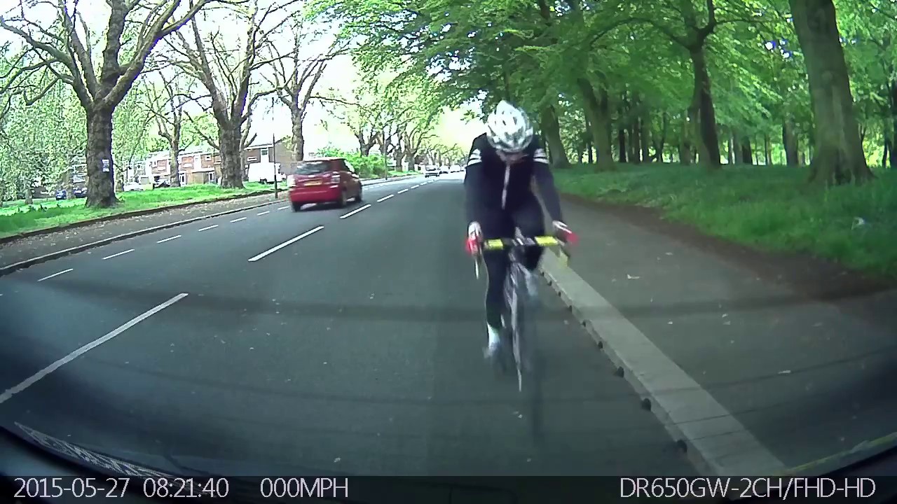 Un cycliste vraiment trop distrait