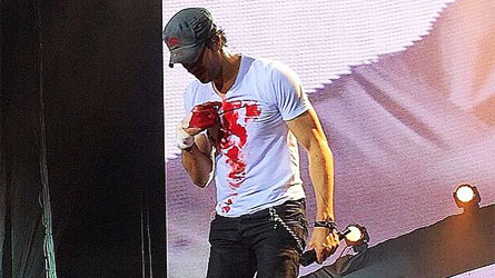 Enrique Iglesias s’entaille la main sur un drone pendant un concert au Mexique