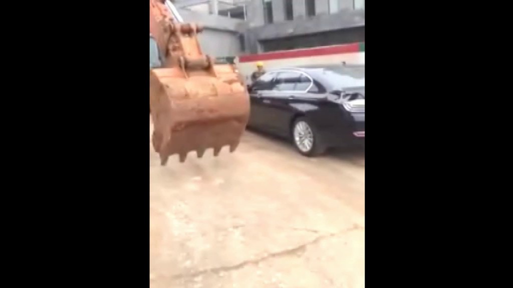 Garer des voitures à coups de pelleteuse