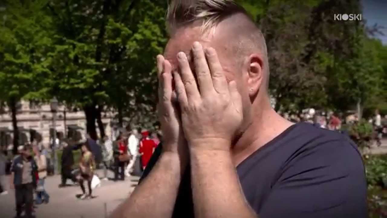 Expérience sociale déroutante : J’ai le SIDA, oserez-vous me toucher ?