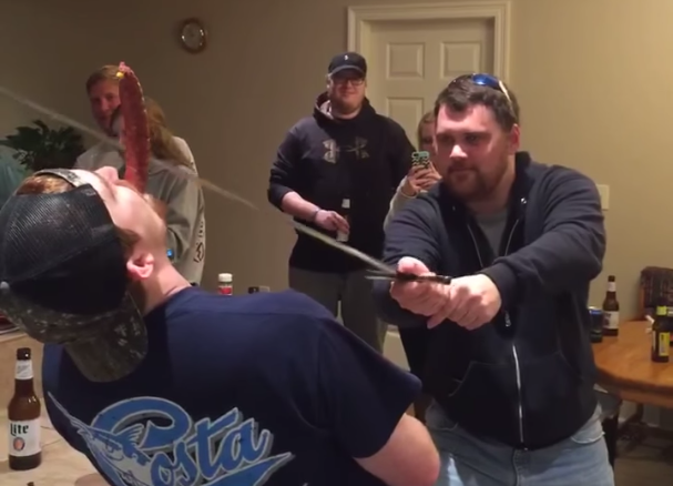 Ivre, il coupe le bout du pif de son pote avec une épée