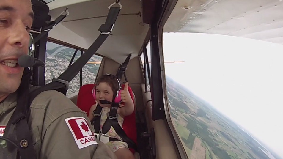 Léa, 4 ans adore faire de la voltige aérienne avec son papa !