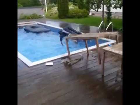 Le fils de Régis fait un plongeoir maison