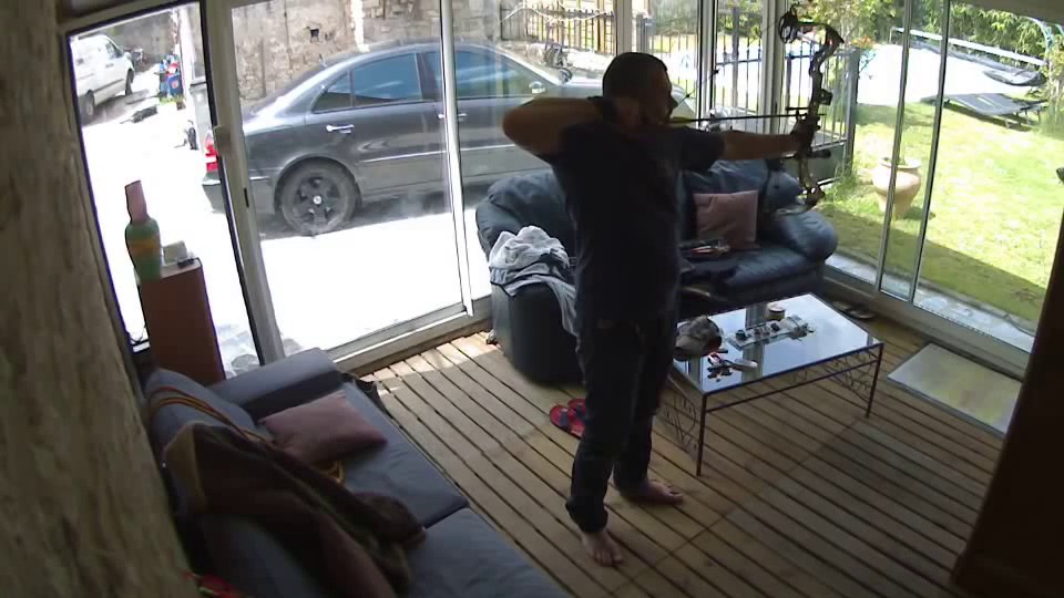 Super, Régis joue à Robin des bois dans sa véranda…