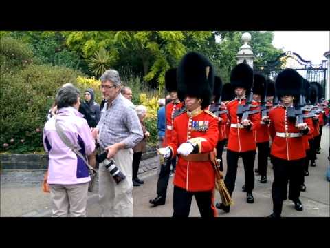 Un touristes Vs la Garde royale, que le match commence…