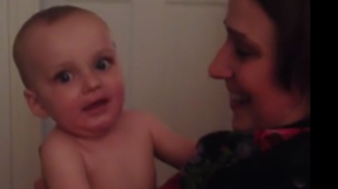 Un bébé beug en rencontrant la jumelle de sa maman…