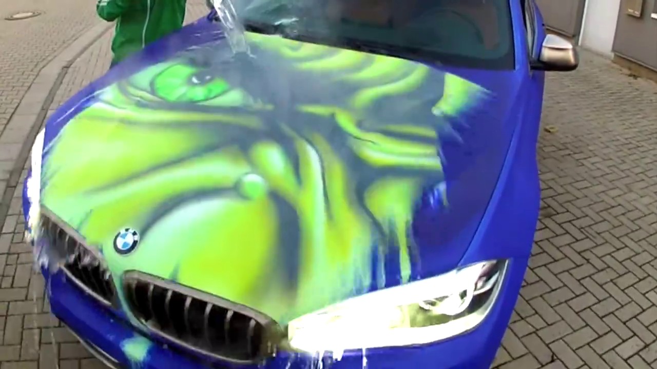 Une voiture BMW qui se transforme en Hulk