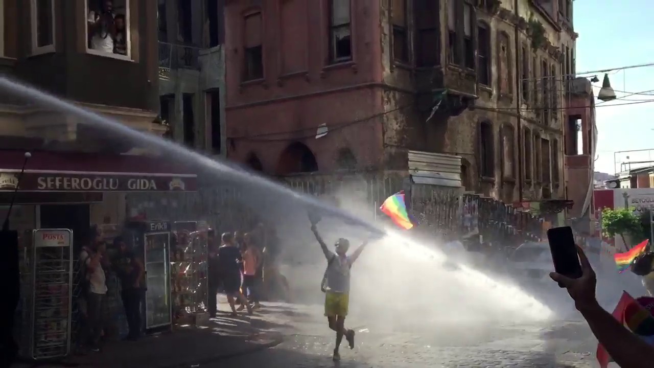 Canon à eau VS un pauvre manifestant