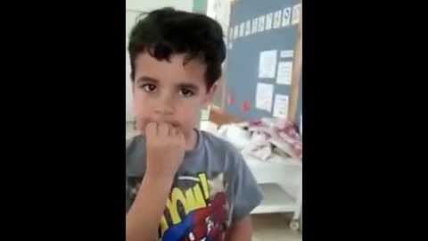 Un enfant montre un étrange dessin de son papa