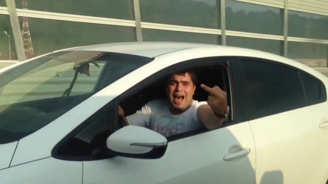 Instant karma pour un automobiliste en très en colère