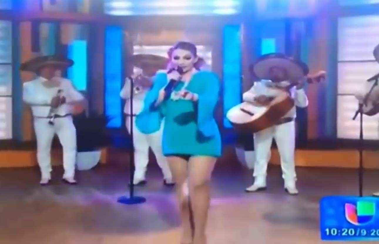 La honte de l’année, une chanteuse perd sa serviette hygiénique en direct