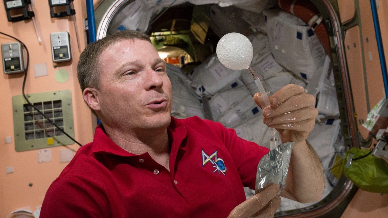 Dissoudre un comprimé effervescent dans l’espace…