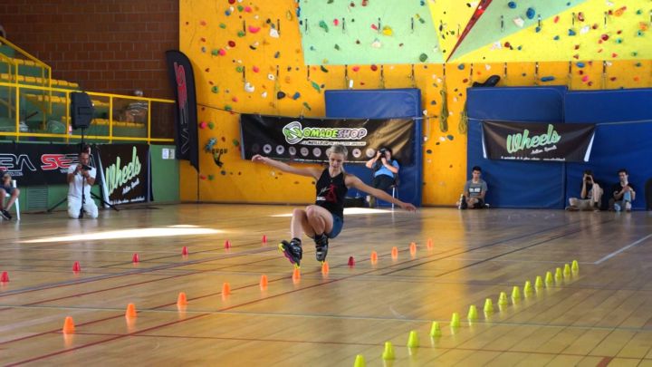Petite démonstration de slalom en roller par Klaudia Hartmanis