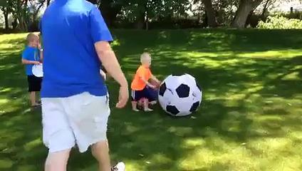 Le papa de l’année joue au foot avec ses enfants…