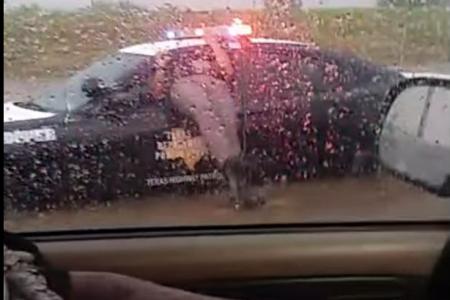 Un policier coincé dans sa voiture, la honte…