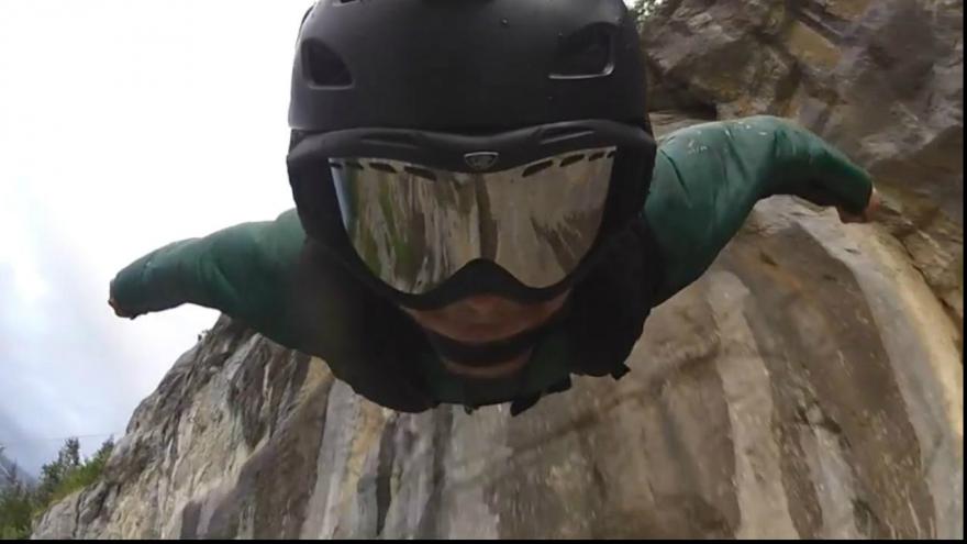 Un wingsuiter passe dans un trou de 3 mètres à plus de 200 km/h