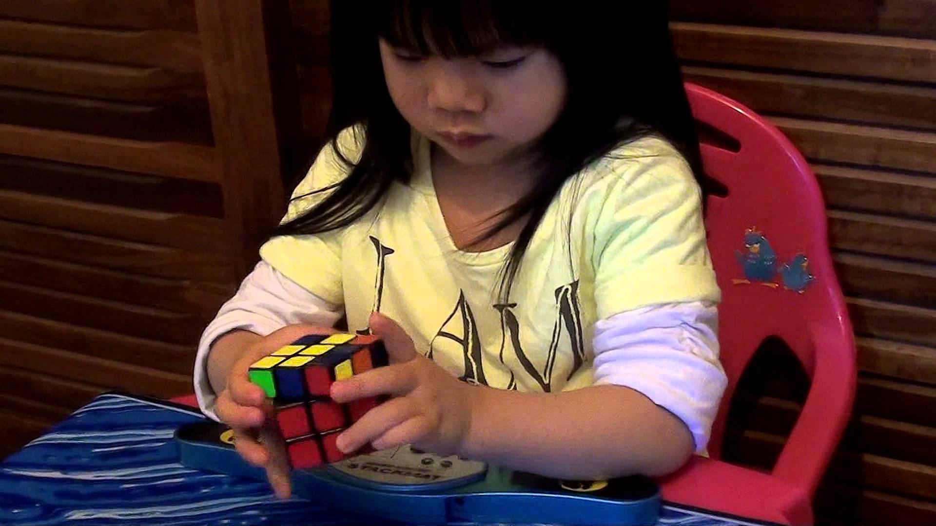 Attention, à 2 ans, cette fillette résout un Rubik’s Cube en 70 secondes !!