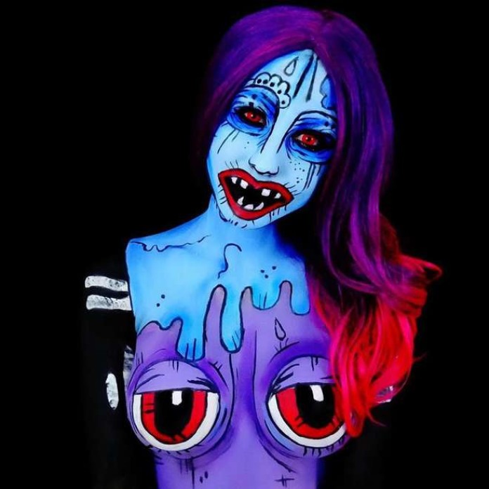 Un jeune artiste réalise des body-painting, sur elle-même hallucinant