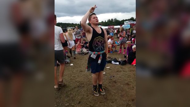 Un festivalier prend son pied en dansant sur « Uptown Funk »