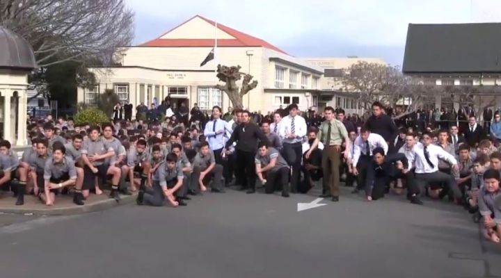 Des lycéens font un haka pour rendre hommage à leur prof décédé…