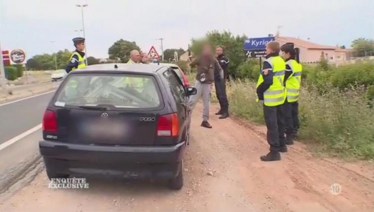 Complètement bourré, un jeune insulte les gendarmes…