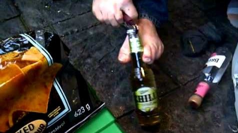 L’astuce du jour, ouvrir une bière avec ses pieds…