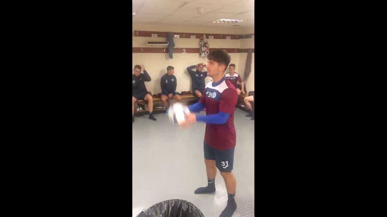 Belle série de têtes dans le vestiaire de foot !!