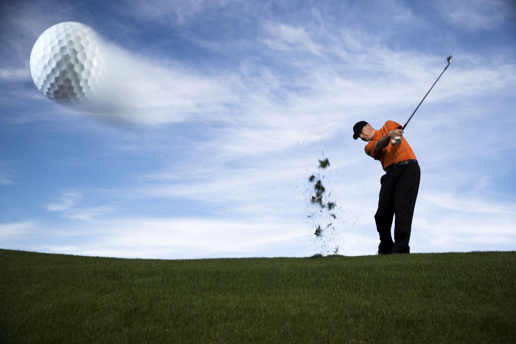Un golfeur shoot un pauvre goéland