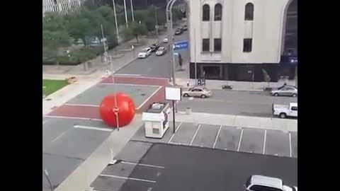 Attention, une boule géante s’est échappée d’un musée