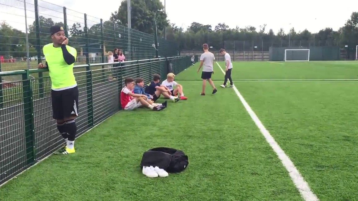 Ranger un ballon dans un sac de sport avec classe…