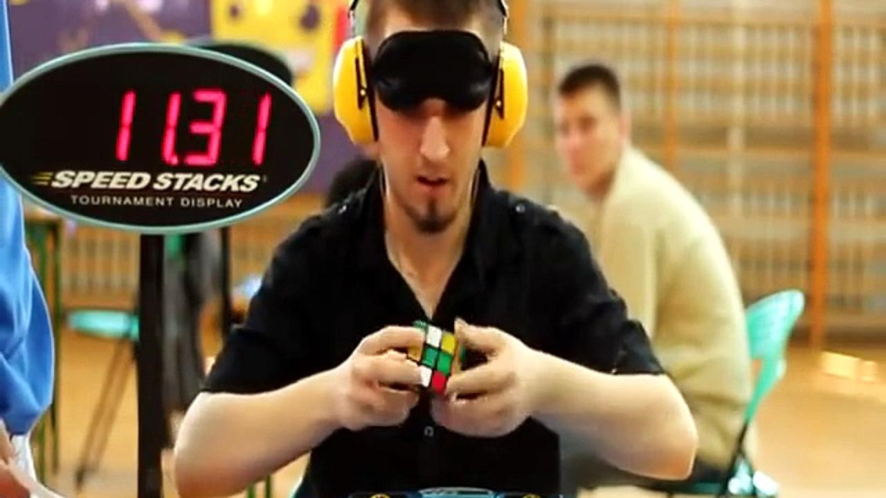 Le génie du jour, finir un rubik’s cube les yeux fermés !!