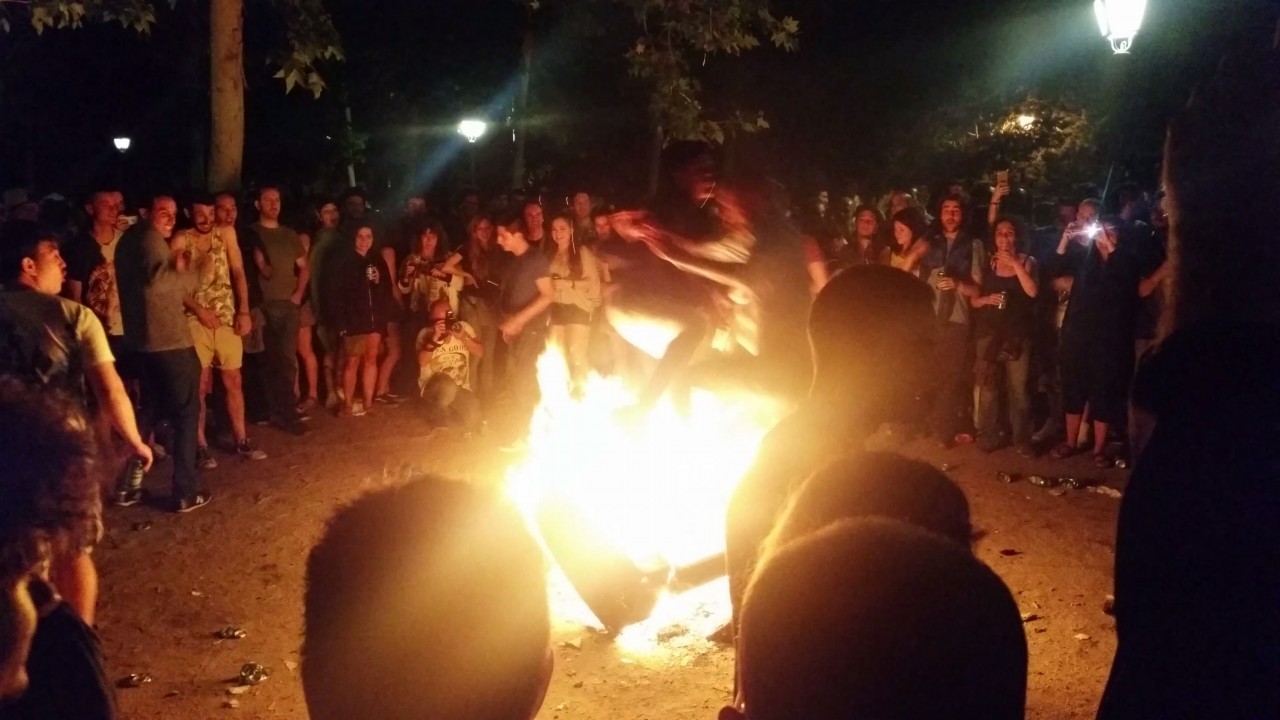 Définition d’une idée à la con : Sauter au-dessus d’un feu…