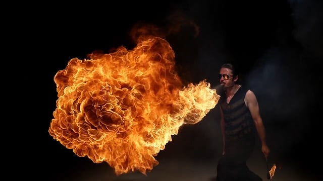 Inferno : Des cracheurs de feu filmés en slow motion