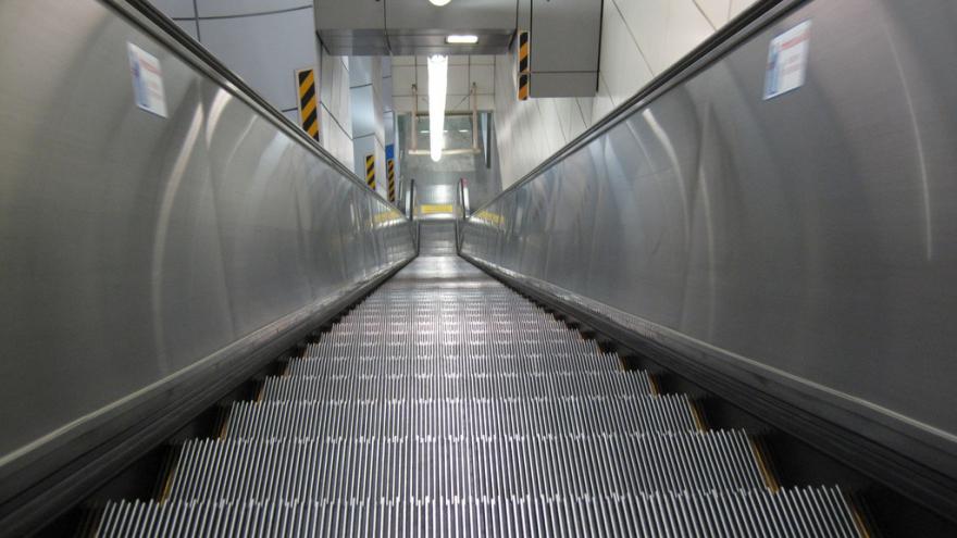 Un mec ivre, qui prend l’escalator… C’est moche !!