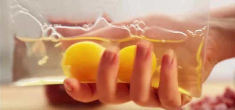 Cuisiner une incroyable omelette à l’intérieur d’un sac hermétique…
