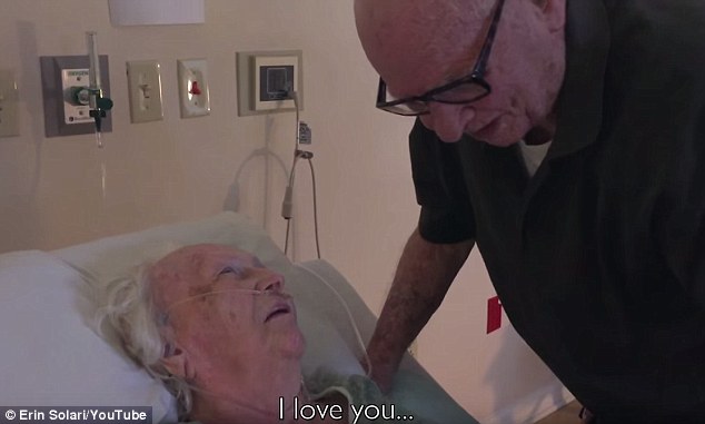 Un homme de 92 ans chante la chanson préférée à sa femme mourante…