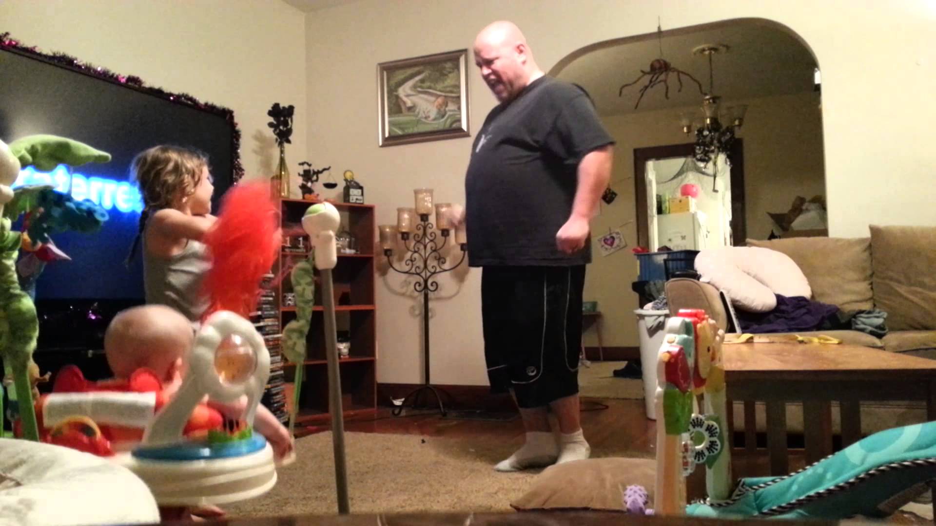 Effroyable vidéo d&rsquo;un papa qui garde ses enfants !