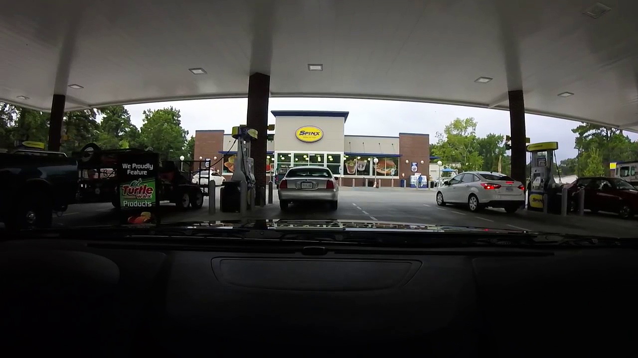 Voilà, ce qui se passe quand tu laisses ta femme seule dans la voiture…