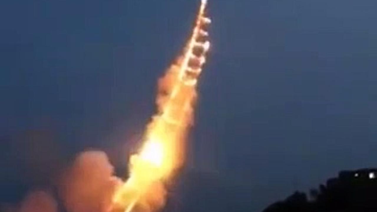 Magnifique !!! Un feu d’artifice en forme d’échelle…