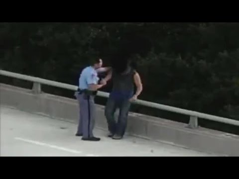 Un policier réconforte un suicidaire en Caroline du Nord