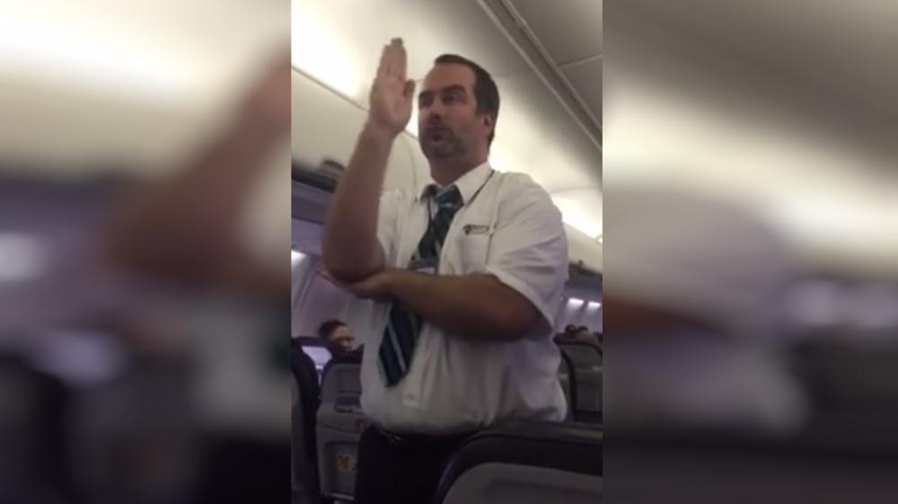 Le show d’un steward pendant les consignes de sécurité