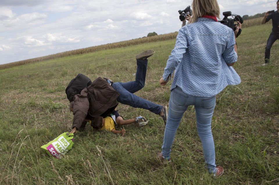 Une caméraman hongroise fait un croche-pied à un migrant