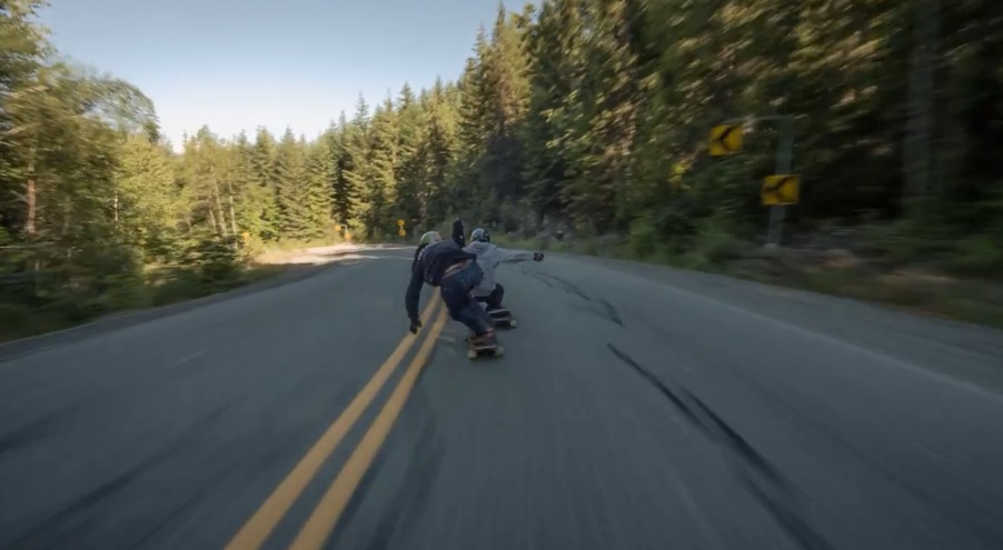 Une descente de dingue en longboard à plus de 110 km/h