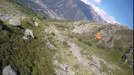 Un vol en wingsuit à la façon Star Wars