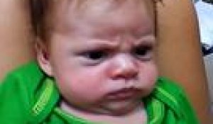 Un bébé vraiment fâché et mécontent
