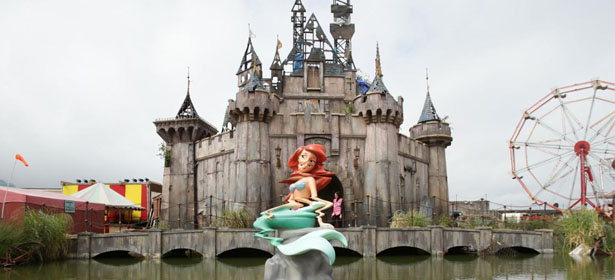 Dismaland, une version lugubre et sombre de Disneyland