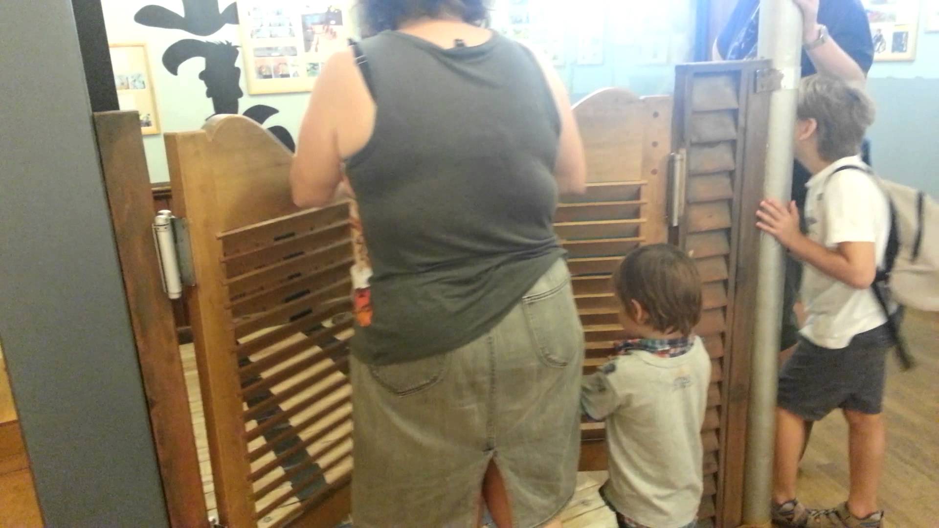 La rencontre difficile d’un enfant contre porte battante