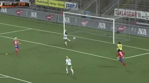 Une joueuse de foot marque un magnifique but contre son camp…