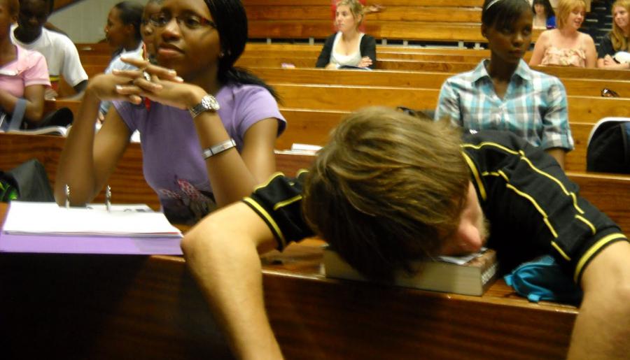 Un prof réveille un élève avec un extincteur…